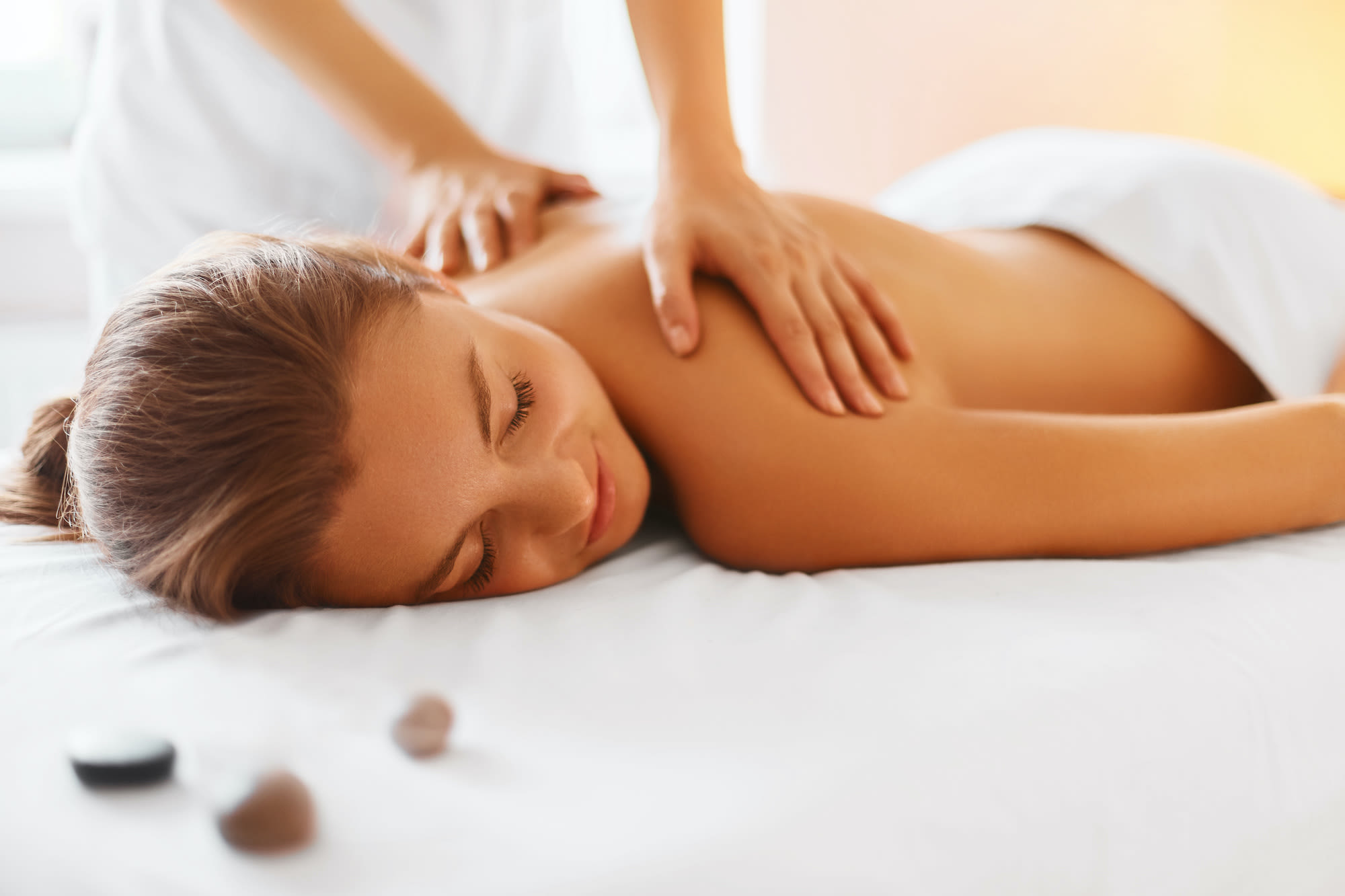 Vrouw in wellness massage