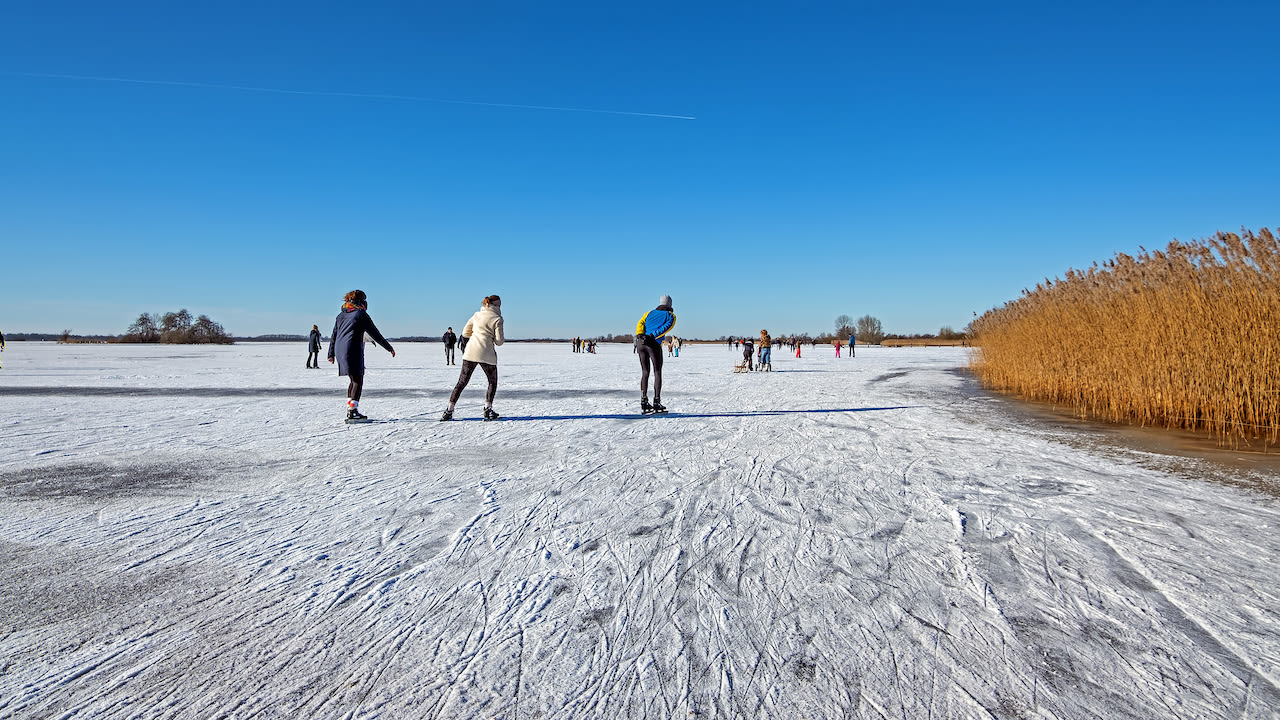 Schaatsen op natuurijs op open water. Foto: Adobe Stock / g.j. masselink/EyeEm