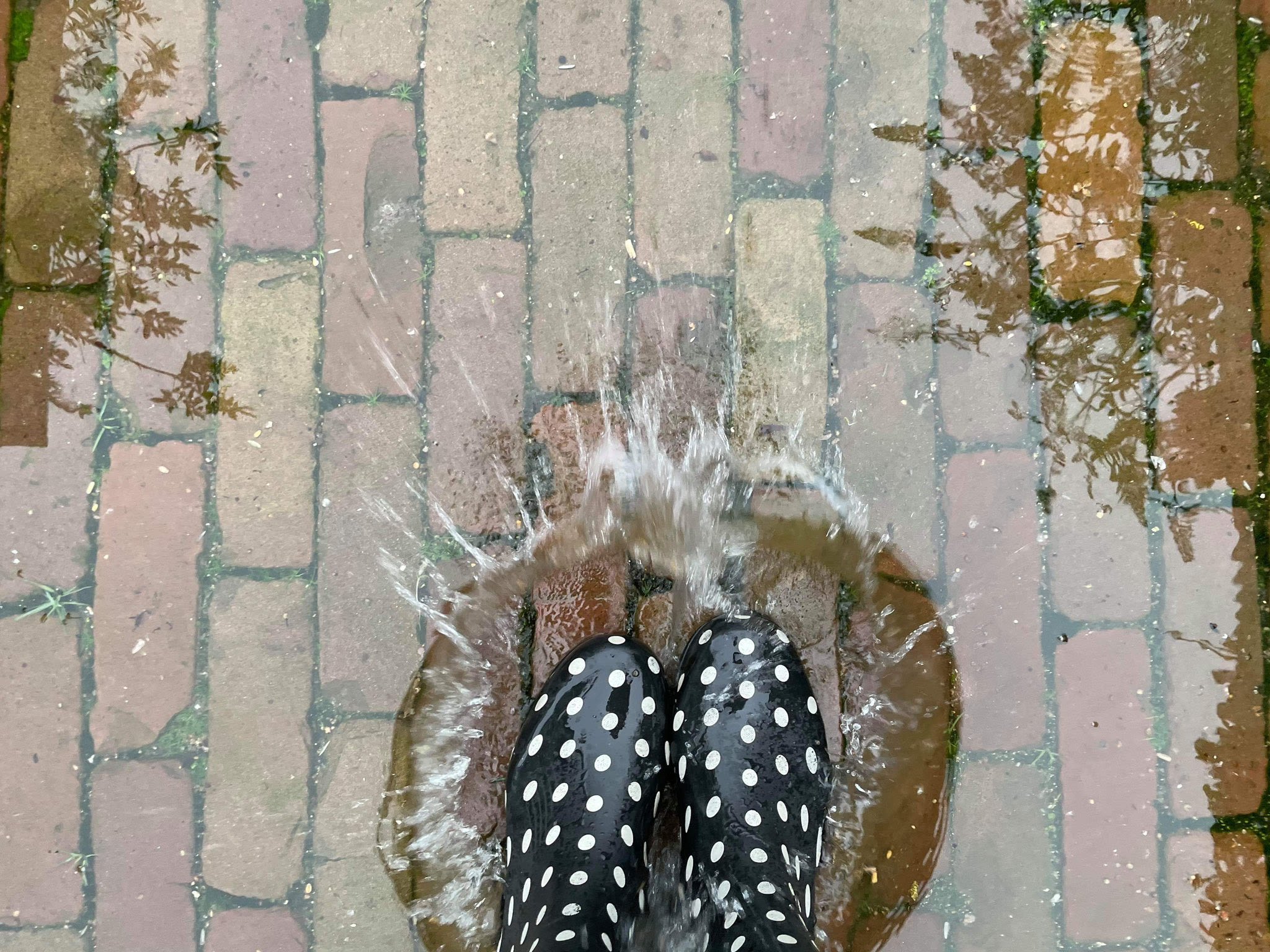 Springen met laarzen in plas water