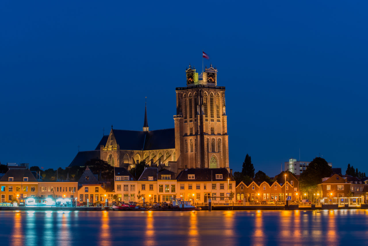 Dordrecht tijdens het blauwe uurtje. Foto: Adobe Stock / Bert Beckers.