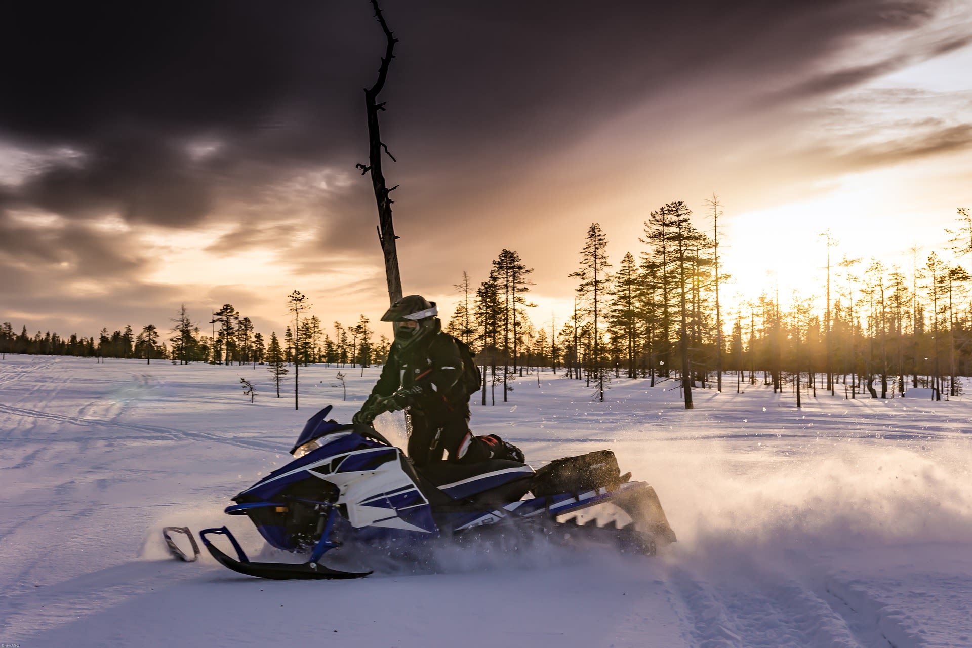 ga op tour met een sneeuwscooter in Lapland