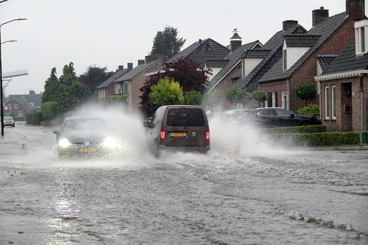 Ondergelopen straten in Budel door de vele regen op eerste pinksterdag. Foto: Ben Saanen.