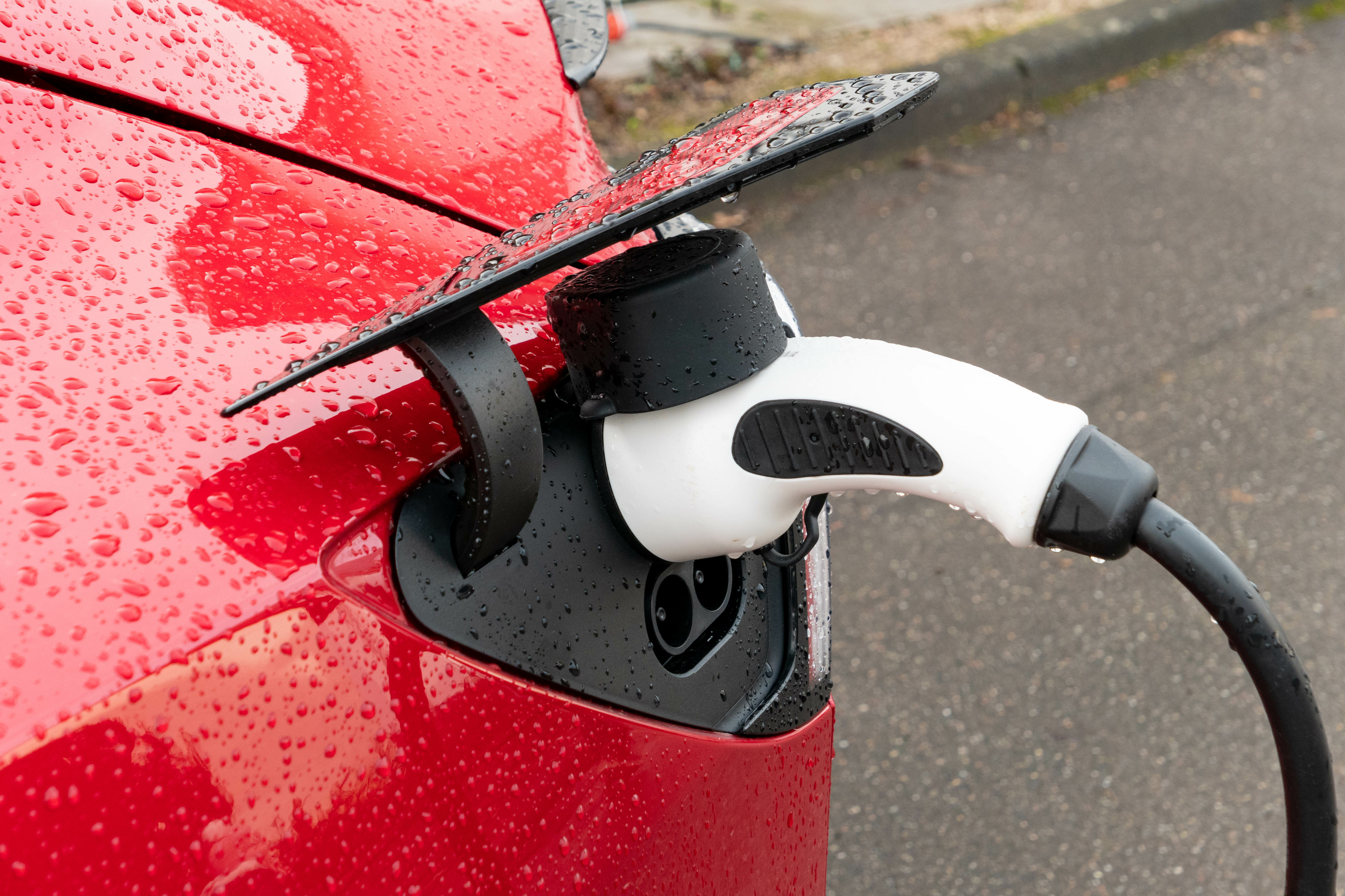 Tesla aan het laden in de regen