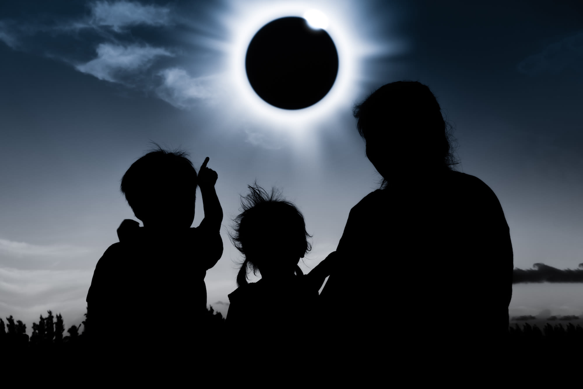 Kijken naar een zonsverduistering.
Foto: Adobe Stock / kdshutterman