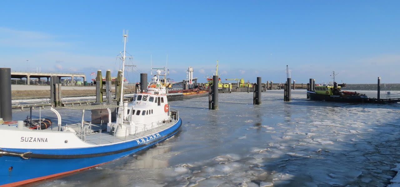 Jannes-Wiersema-dichtgevroren-haven-Lauwersoog-1280x600