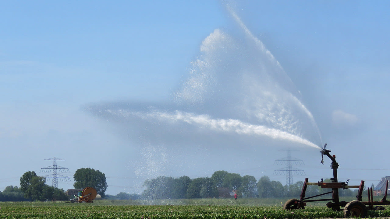 Jannes-Wiersema-droogte-beregenen-in-mei-2020