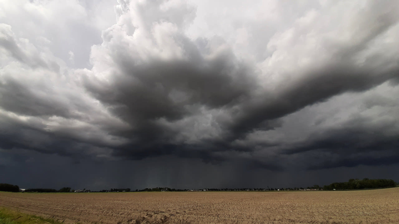 Gitzwarte-lucht-bij-bui-in-Groningen
