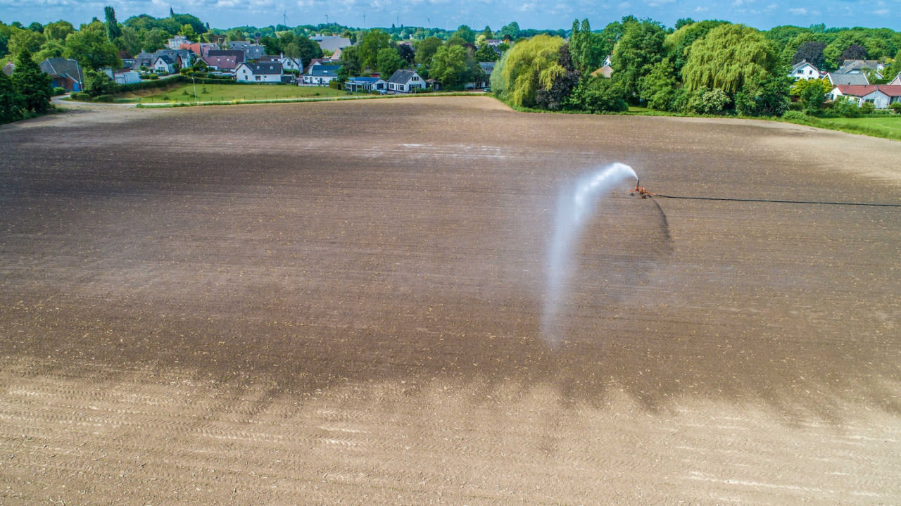 Ab-Donker-droogte-drone-beregenen-akker-verkleind