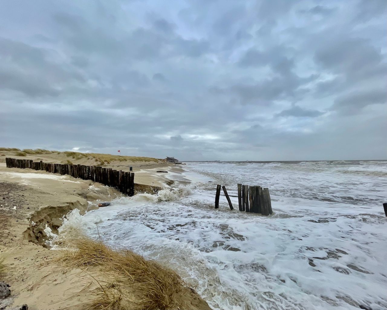 Weggeslagen strand bij Cadzand door storm Corrie. Foto: Nienke Malipaard.