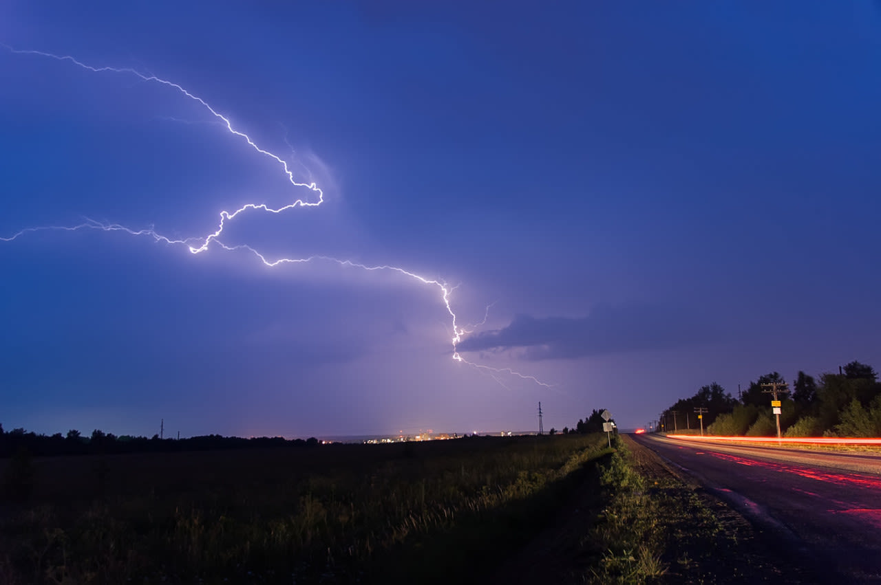 In deze foto zie je een horizontale ontlading. De bliksem springt over van wolk naar wolk en raakt het aardoppervlak niet. Foto: Adobe Stock / Dmitriy D.