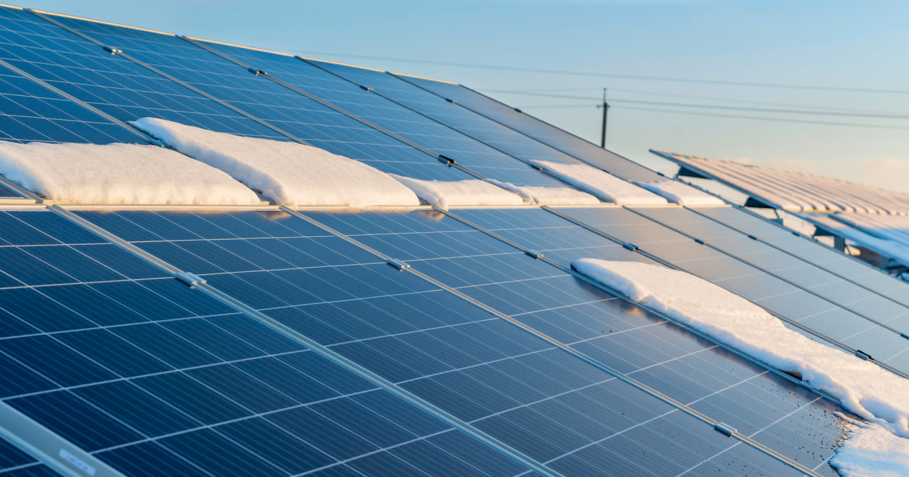 Adobe-Stock-gorvik-zonnepanelen-met-sneeuw-erop-verkleind