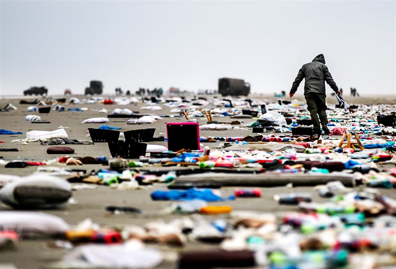 ANP-troep-wadden-aangespoeld-na-containers-van-schip