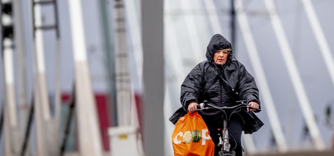 Harde-wind-op-Erasmusbrug-in-Rotterdam-1280x600