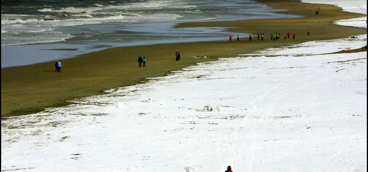 sneeuw-strand-van-Scheveningen-1280x600