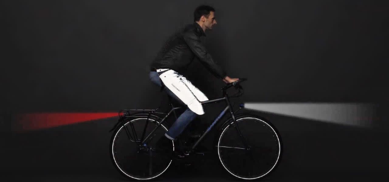 Ook in het donker ben je goed te zien door de reflecterende eigenschappen van Rainlegs!