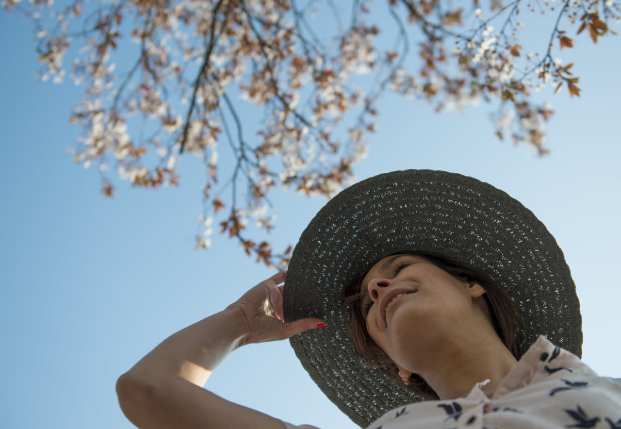 ANP-XTRA-vrouw-met-hoed-geniet-van-lente