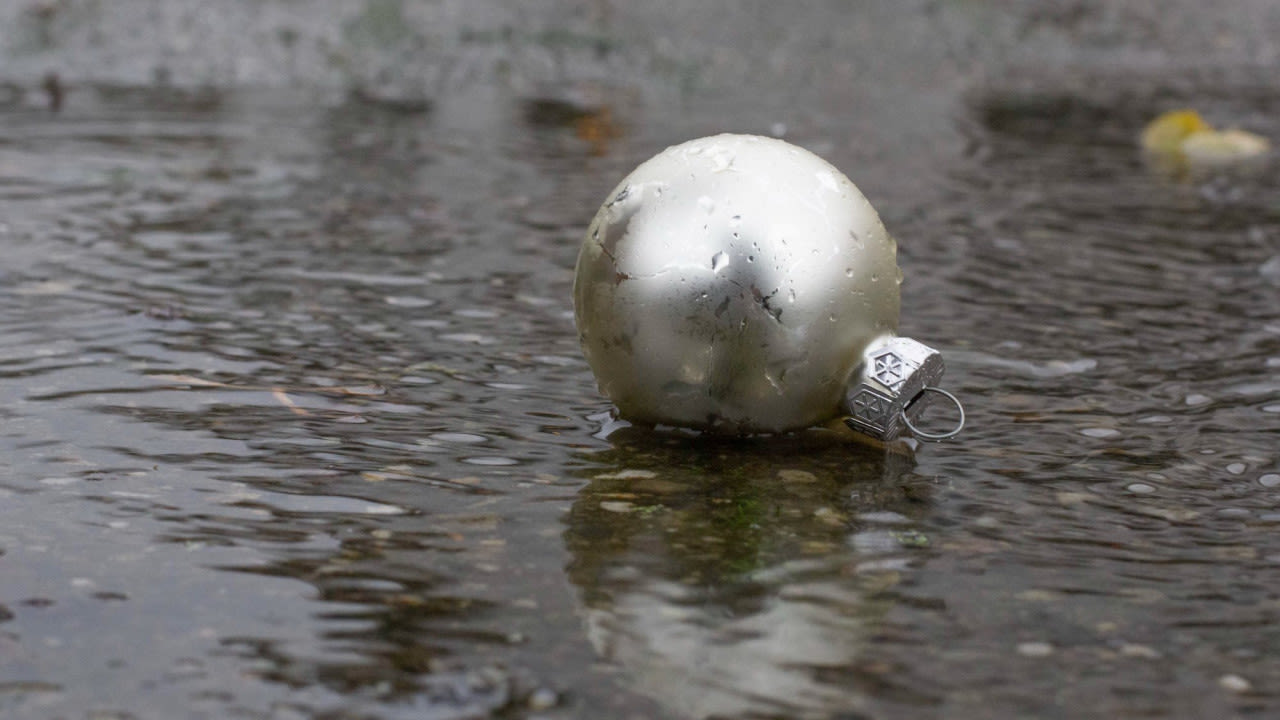 660c4418-ab-donker-kerstbal-in-de-regen