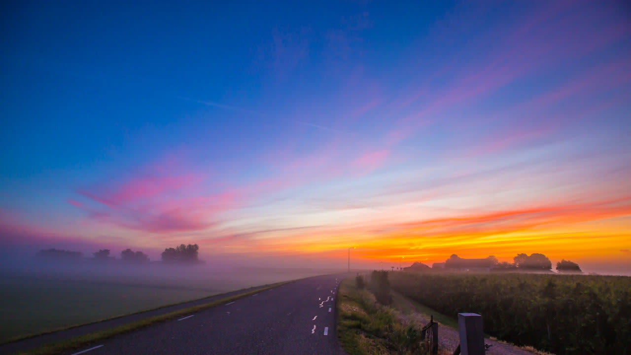 Ab-Donker-kleurrijke-zonsopkomst