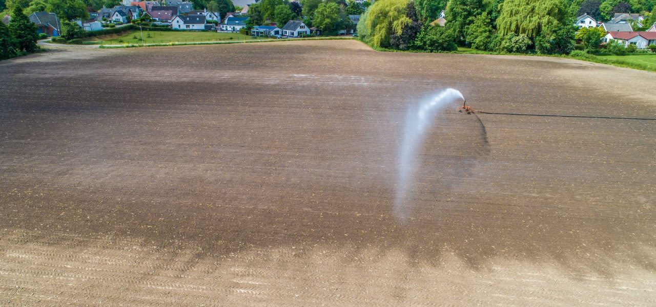 Ab-Donker-droogte-drone-beregenen-akker-verkleind-1280x600