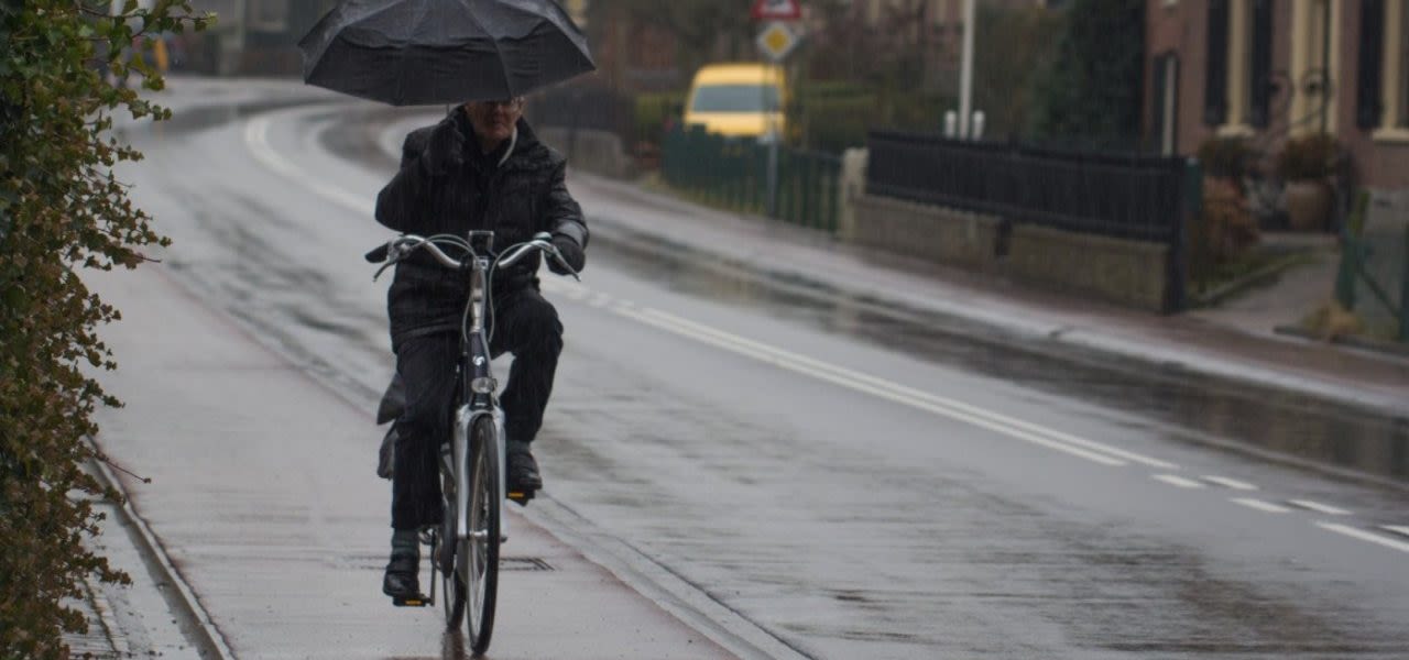 Fietsen-in-de-regen-Ab-Donker-1280x600