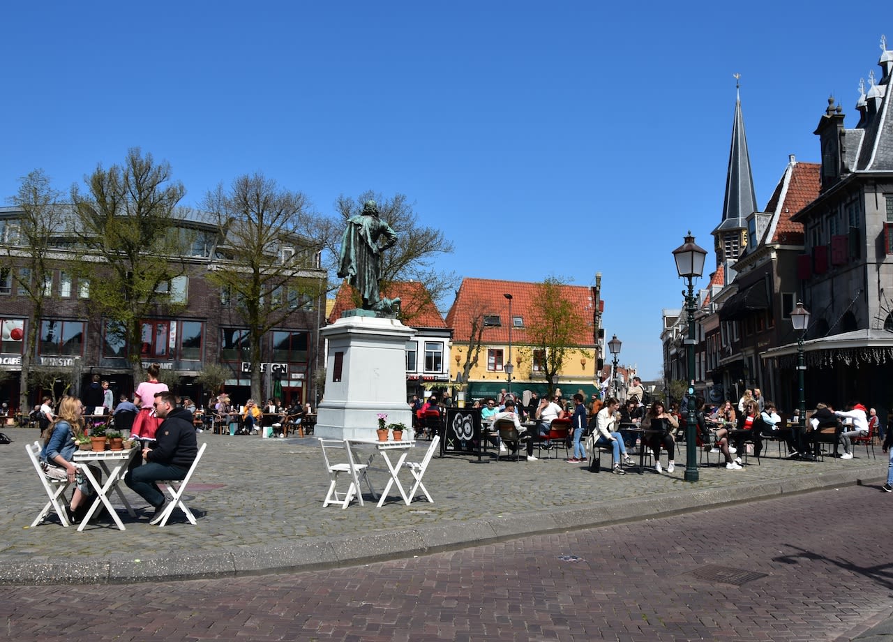 Terrasweer met nog wel een jas aan. Foto: Louis Bonder.