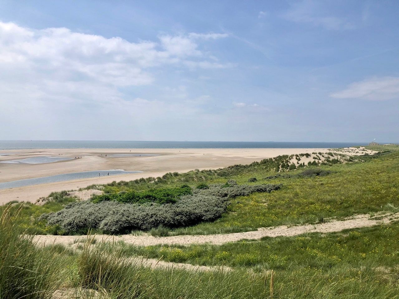 Uitwaaien op het strand, wisselvallig zomerweer