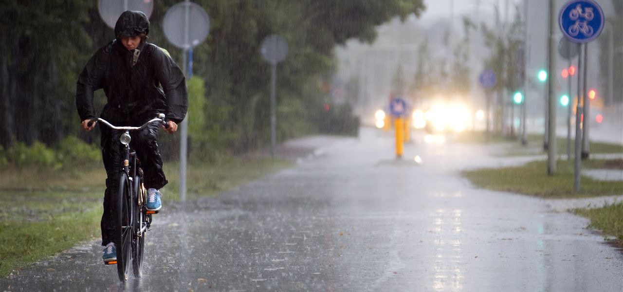 ANP-fietsen-in-de-regen-kletsnat-en-koud-1280x600