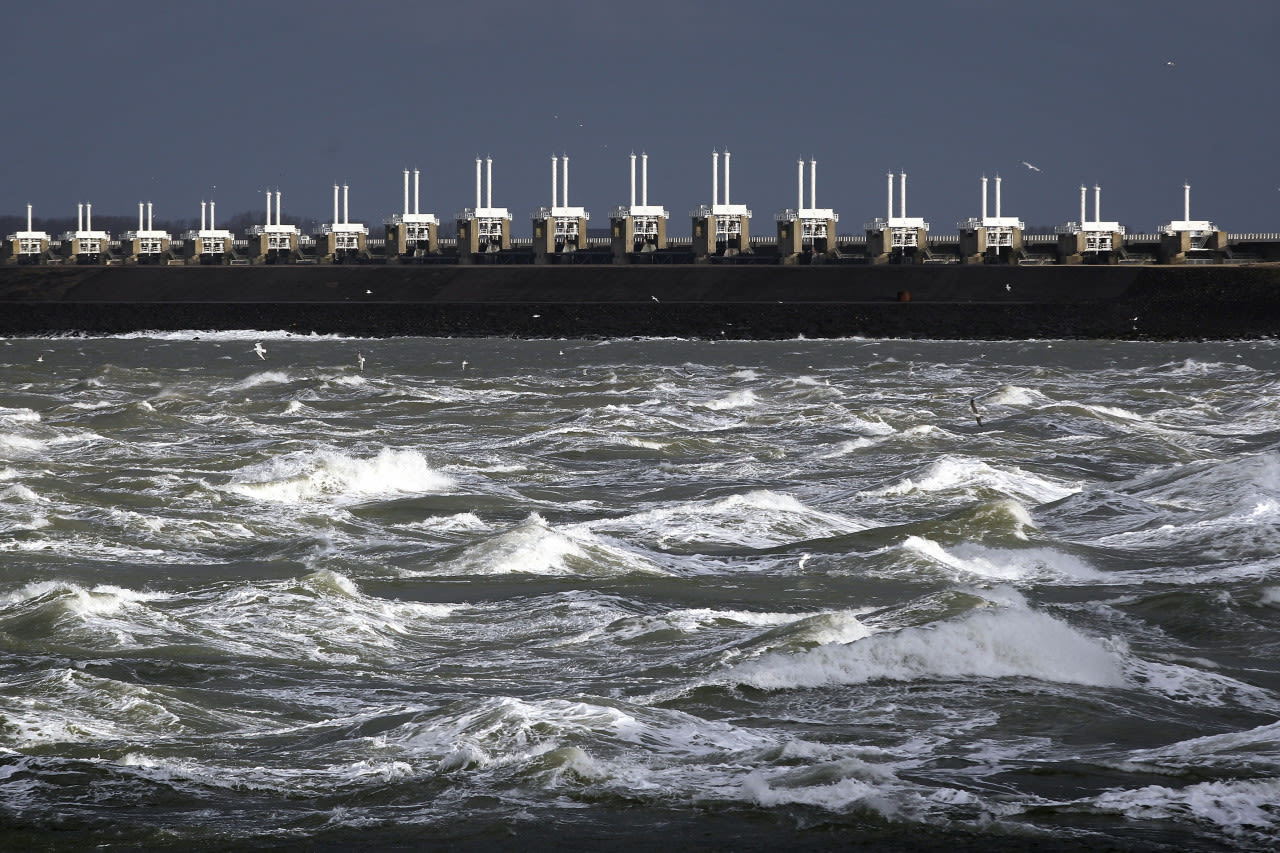 oosterscheldekering-dicht-voor-verkeer-ANP-25666381