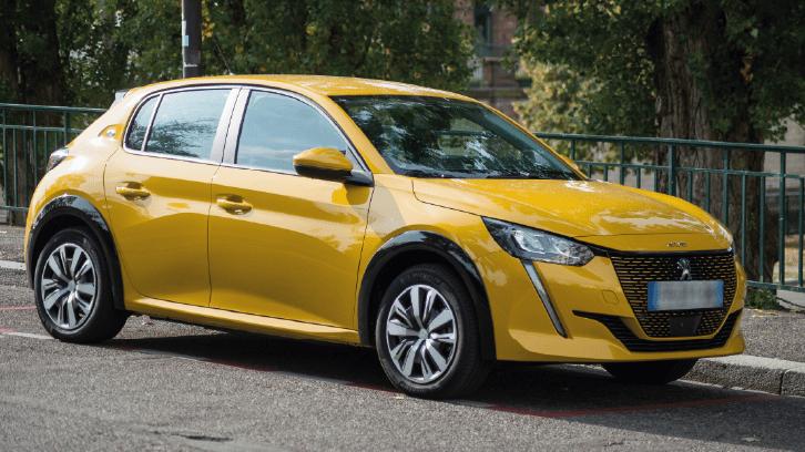 Żółty Peugeot 208 hatchback zaparkowany przy ulicy. Żółty Peugeot 208 hatchback zaparkowany przy ulicy.