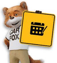 CARFOX sostiene un cartel con un icono de calendario, que representa la fecha de matriculación del coche. CARFOX sostiene un cartel con un icono de calendario, que representa la fecha de matriculación del coche.