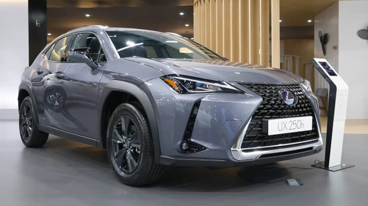 Hybrydowy SUV Lexus UX 250h wystawiony na targach motoryzacyjnych. Hybrydowy SUV Lexus UX 250h wystawiony na targach motoryzacyjnych.