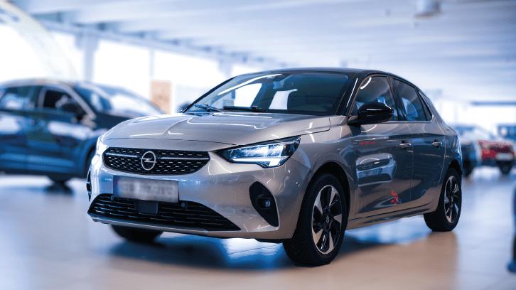 Srebrny Opel Corsa zaparkowany wewnątrz salonu samochodowego. Srebrny Opel Corsa zaparkowany wewnątrz salonu samochodowego.