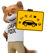 CARFOX sostiene un cartel con iconos de coche y herramientas. CARFOX sostiene un cartel con iconos de coche y herramientas.