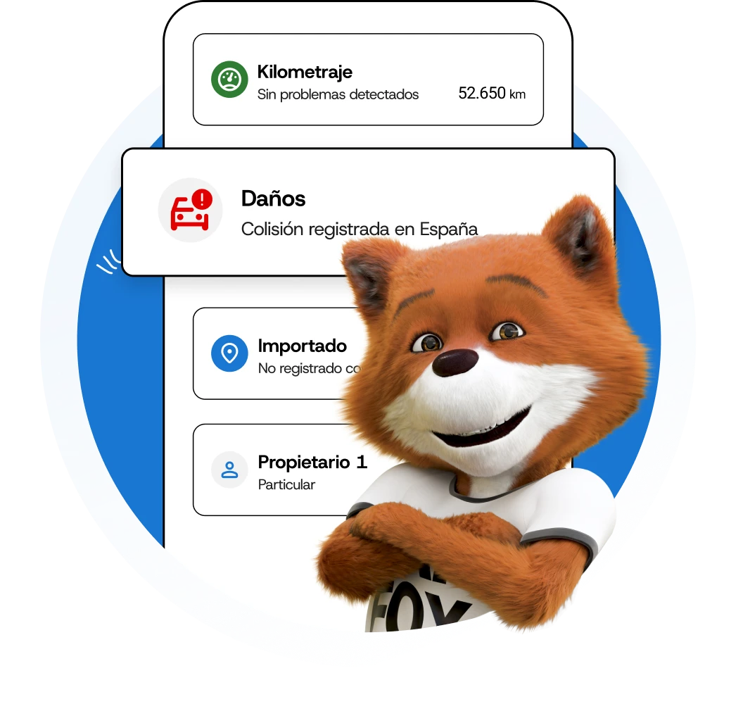 CAR FOX, sonriente y con los brazos cruzados, frente a una pantalla de móvil con tarjetas del informe: kilometraje de 52.650 km sin problemas detectados, daños con colisión registrada en España, vehículo importado y propietario 1. CAR FOX, sonriente y con los brazos cruzados, frente a una pantalla de móvil con tarjetas del informe: kilometraje de 52.650 km sin problemas detectados, daños con colisión registrada en España, vehículo importado y propietario 1.