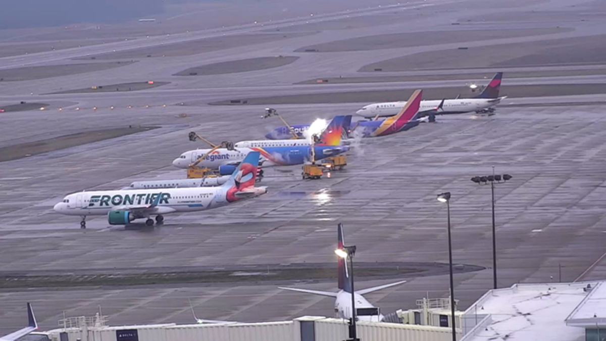Planes being deiced - Dec 31 2020 at CVG