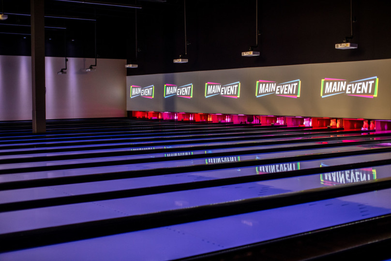 Main Event Bowling Lanes with Screens
