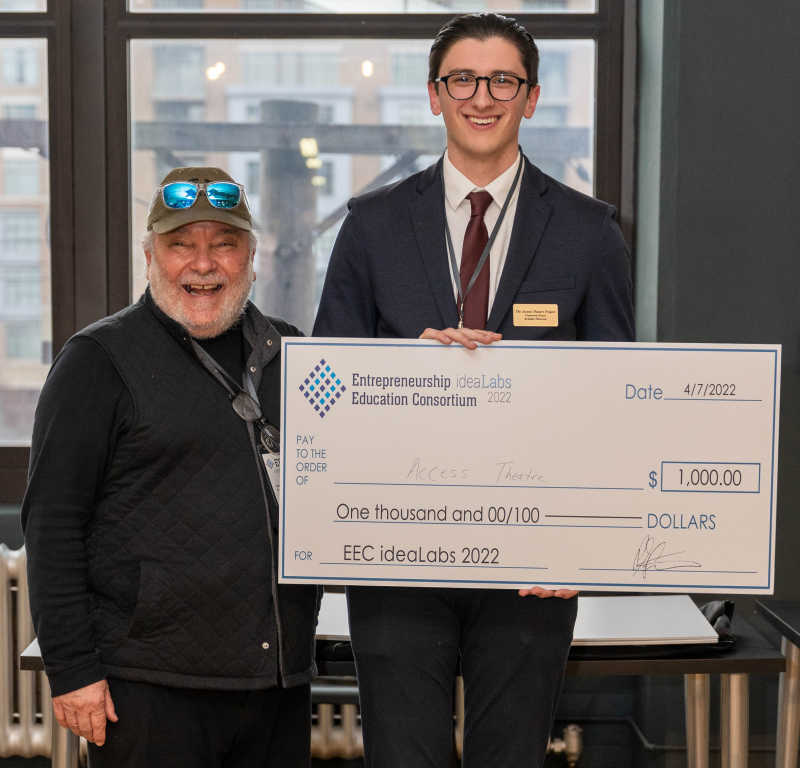 Photograph of 创业中心主任 彼得阿 (left) and LEC student Cameron Zona (right). Zona is holding a check for $1,000 after winning the ideaLabs competition. 