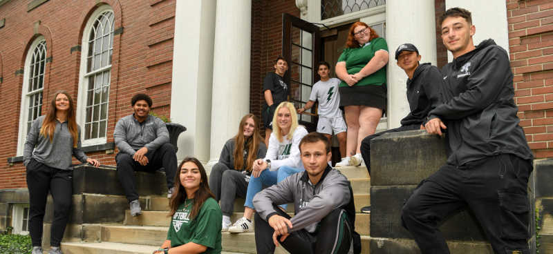 Apply header students on Kilcawley steps