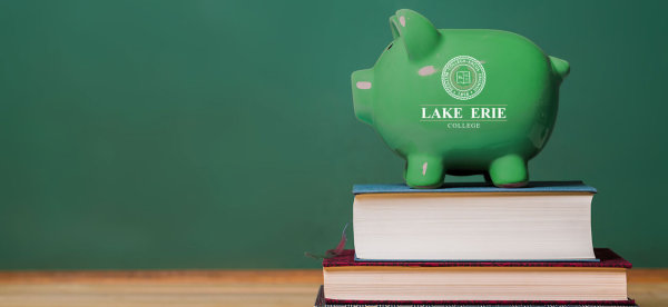 伊利湖学院储钱罐的照片放在一摞书上，以宣传伊利湖学院奖学金. 
