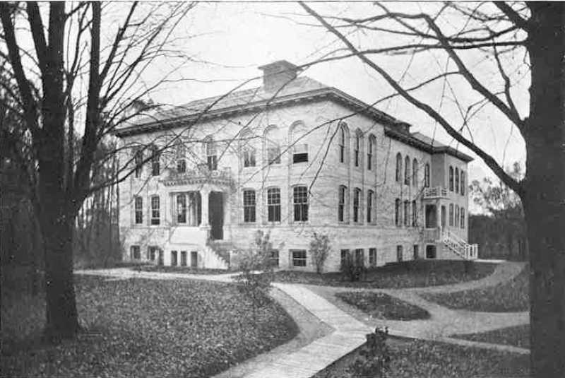 本特利科学馆的黑白照片，1972年以前在伊利湖学院校园.