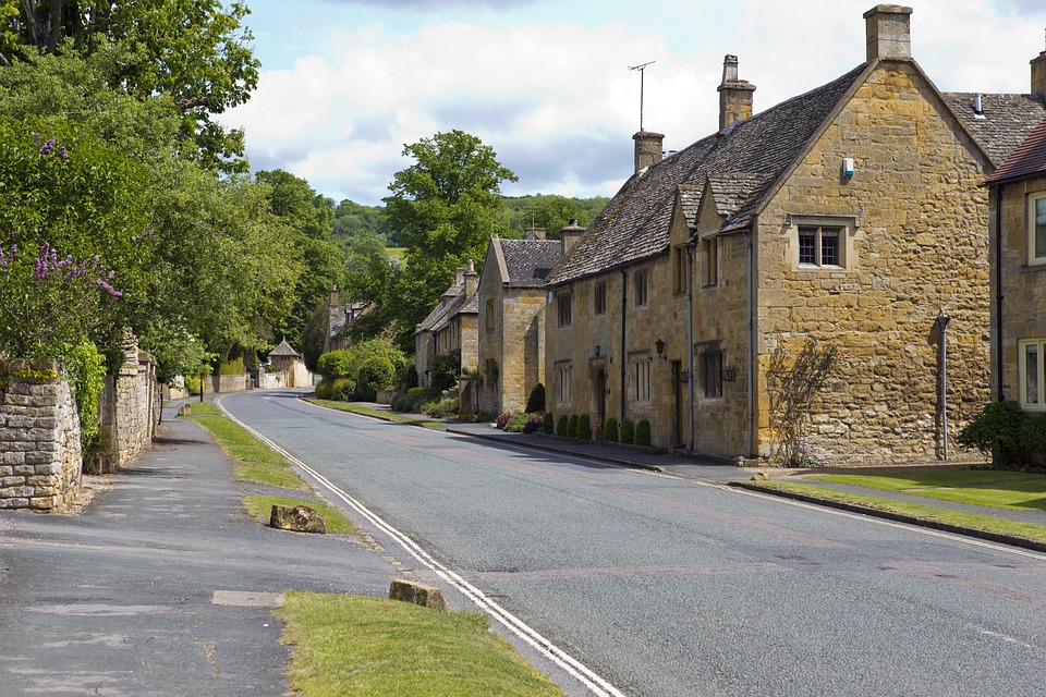 cotswold-village-street-808320 960 720