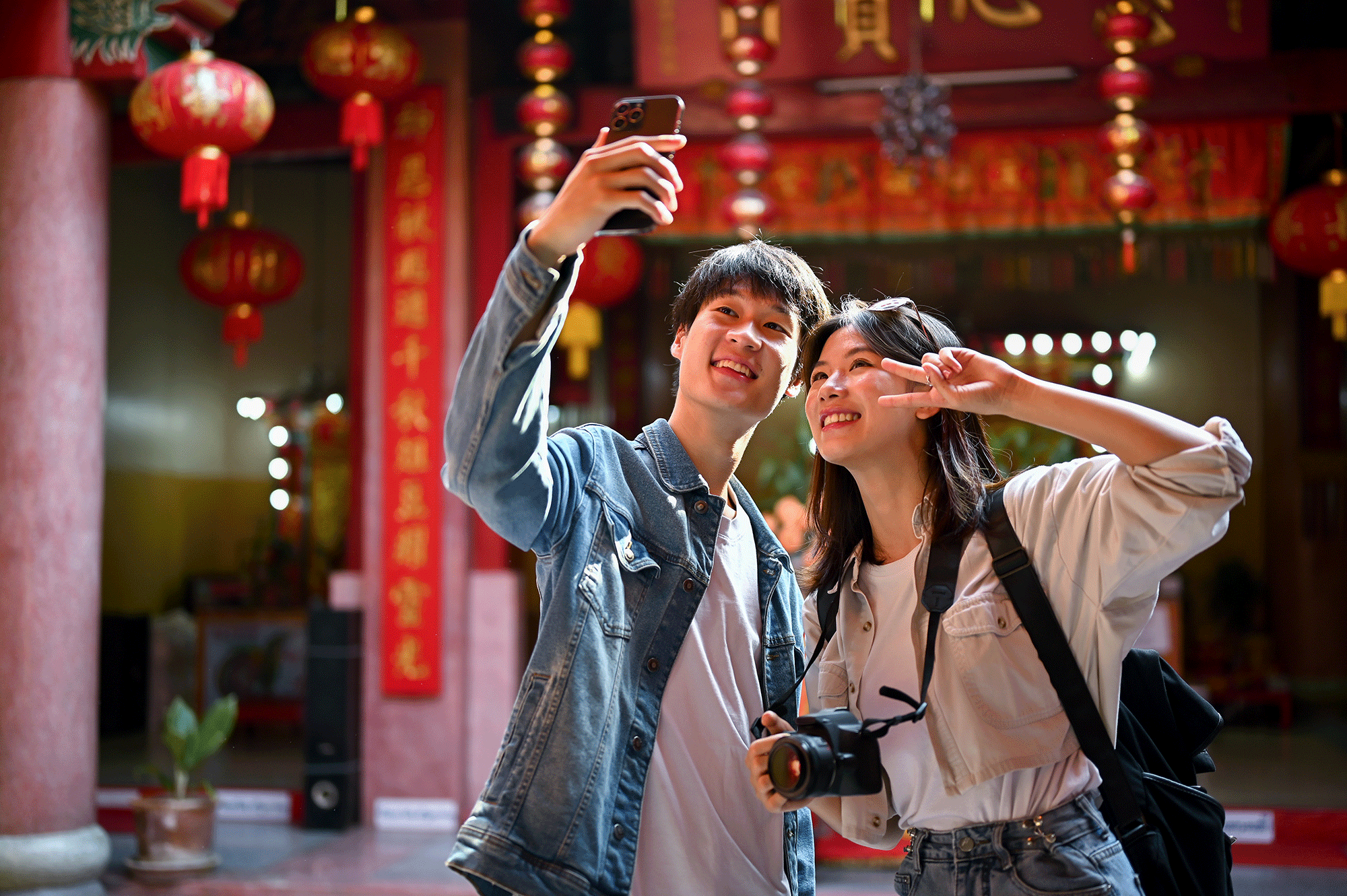 CoupleTravel AdobeStock 2000x1331