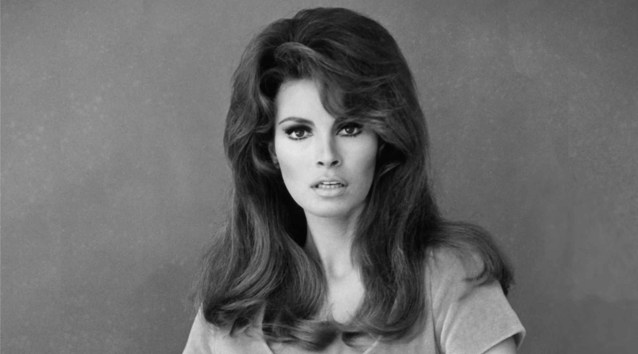 Raquel Welch, 'One Million Years B.C.' and 'The Three Musketeers' Actress, Dies at 82