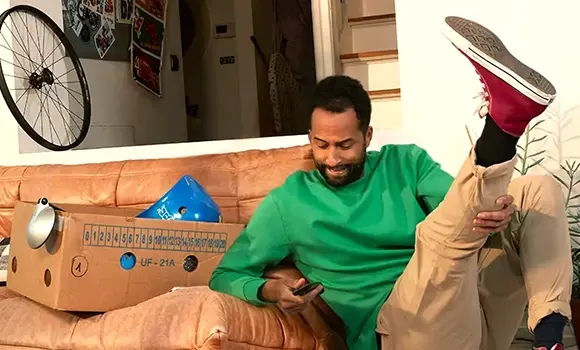 Afbeelding van iemand die zijn Scarlet producten verhuist