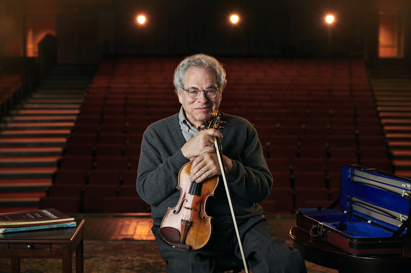 Itzhak Perlman on stage with violin