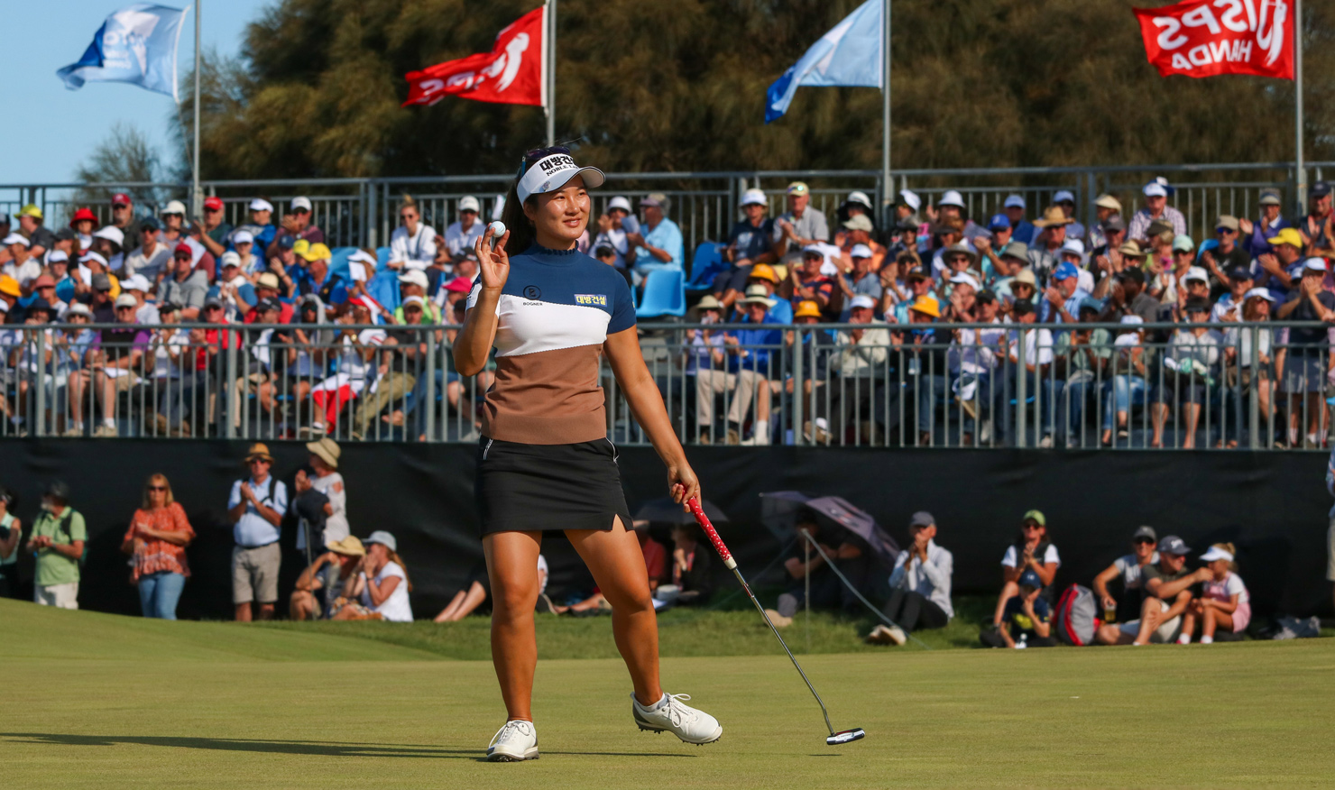 The crowd roars its support of Su Oh at the Vic Open.