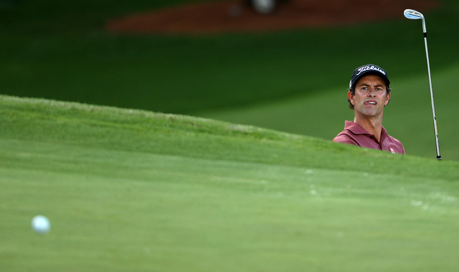 Adam Scott watches his sand splash on the seventh, setting the platform for a mid-round charge.