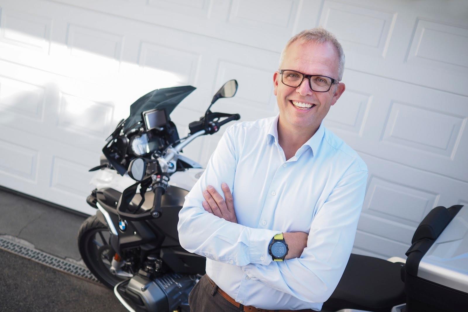 GJØR FORARBEID: Produktdirektør Eirik Håstein i FINN Motor, anbefaler potensielle bruktkjøpere å sjekke blant annet etter typiske feil på modellen de skal se på, før de drar ut for å prøve en brukt motorsykkel. (Foto: Caroline Roka/FINN)