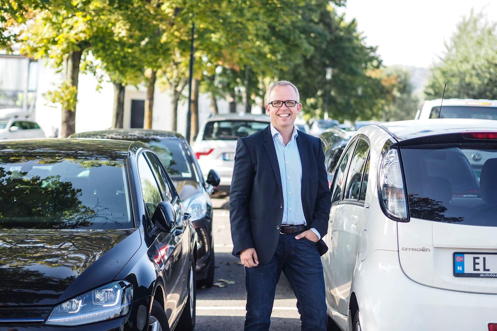 HUSK EU-KONTROLL: Produktdirektør Eirik M. Håstein i FINN motor oppfordrer folk til å være tidlig ute med å sjekke fristen for EU-kontroll av sin bil. (Foto: Caroline Roka/FINN)