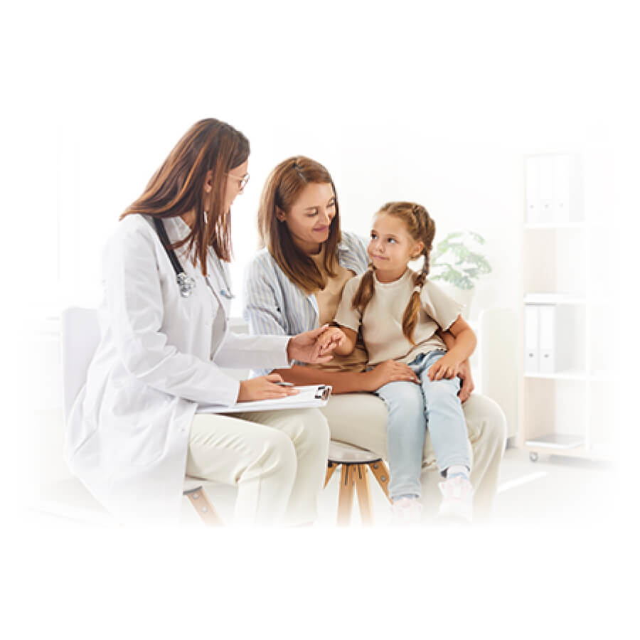 médico examina a una niña que está sentada en el regazo de su madre.